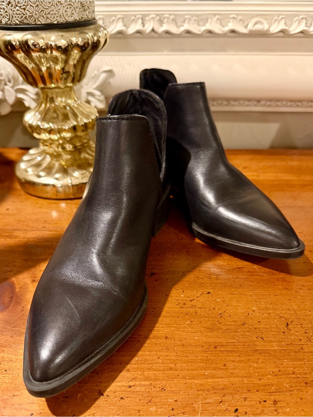 Women’s sleek Black Leather Chelsea Boots Pointed Toe. Steve Madden size 6.5